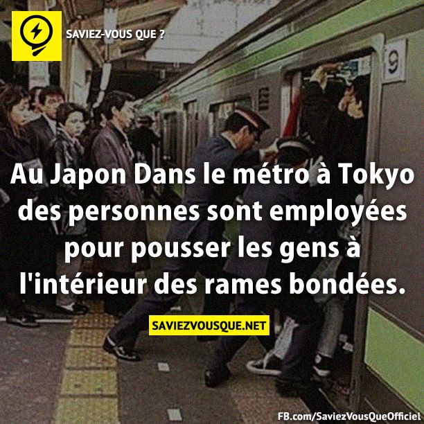Au Japon Dans le métro à Tokyo des personnes sont employées pour pousser les gens à l&#039;intérieur des rames bondées.