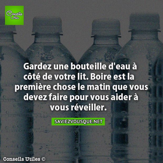Gardez une bouteille d&#039;eau à côté de votre lit. Boire est la première chose le matin que vous devez faire pour vous aider à vous réveiller.