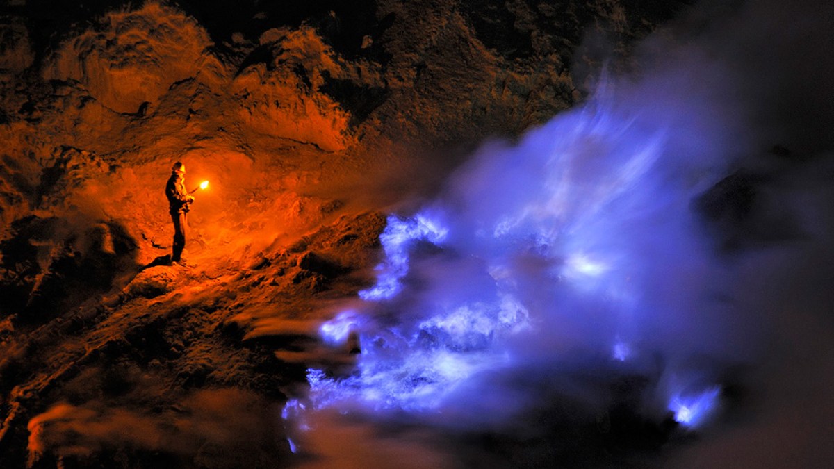 Il existe un volcan en Indonésie qui crache de la lave bleue.