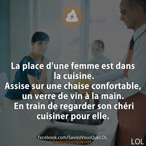 La place d&#039;une femme est dans la cuisine. Assise sur une chaise confortable, un verre de vin à la main. En train de regarder son chéri cuisiner pour elle.