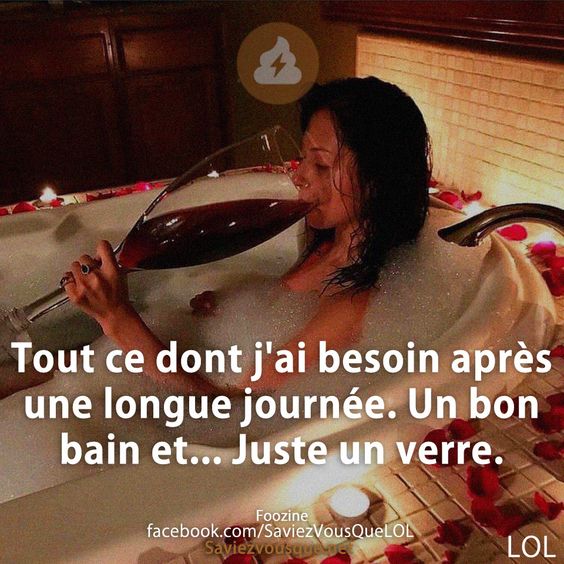 Tout ce dont j&#039;ai besoin après une longue journée. Un bon bain et... Juste un verre.