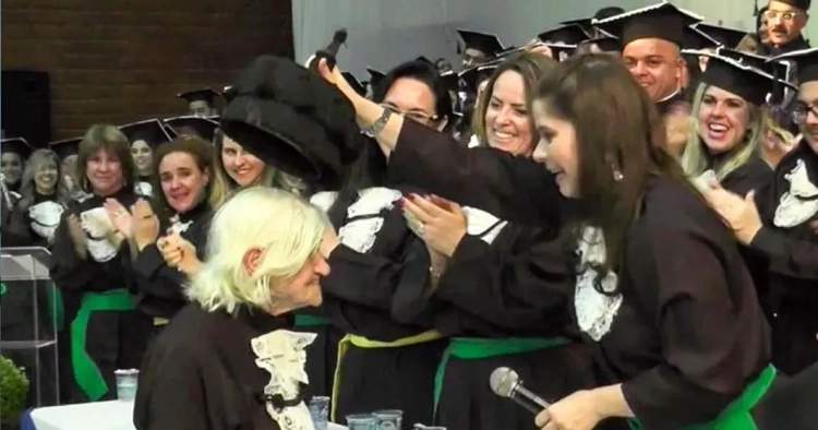 À 87 Ans, Cette Grand-Mère Reçoit Son Diplôme à l'Université Avec Félicitation