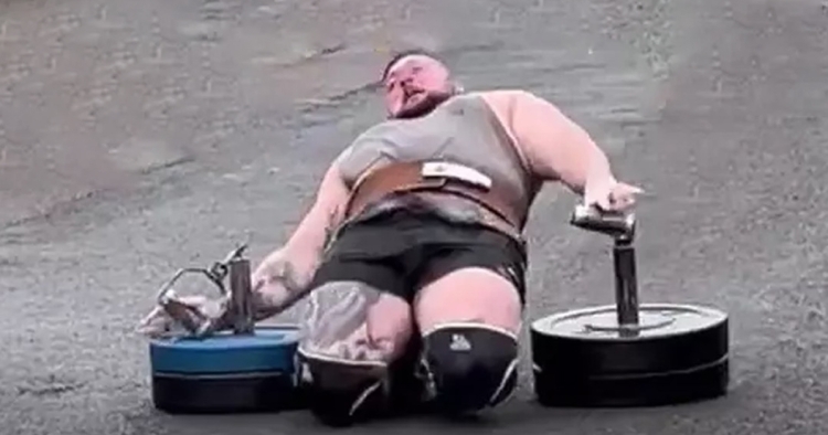 Un homme fort s'est rompu les deux tendons, provoquant la "remontée de ses rotules dans ses cuisses.