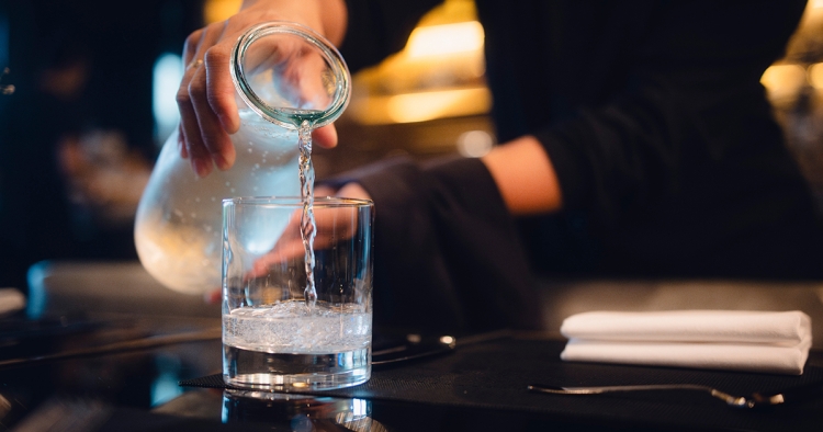 Alerte aux consommateurs : Cette astuce des restaurants pour vous faire payer l'eau !