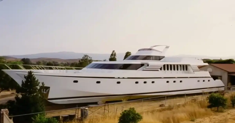 Un Américain construit seul un méga-yacht de 30 mètres fait maison dans son jardin