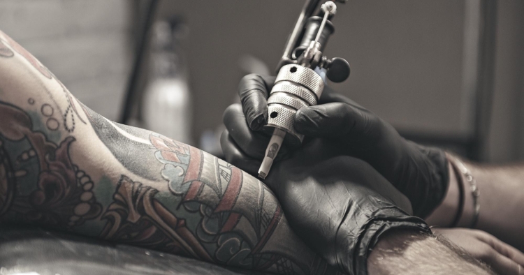 Tatouages 2024 : découvrez les tendances incontournables qui vont marquer cette année