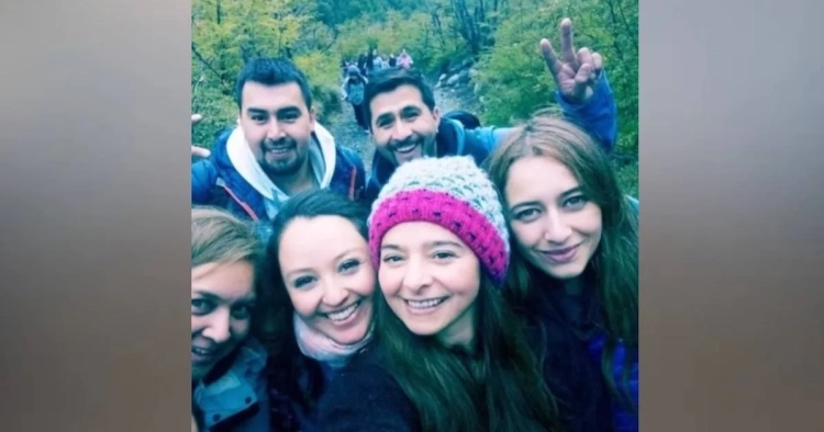 Cette photo d'un groupe d'amis comporte un détail caché qui terrifie les internautes