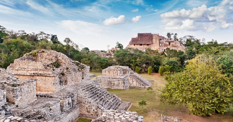 Il découvre par hasard une immense cité Maya disparue depuis plus de 1000 ans grâce à... Google !
