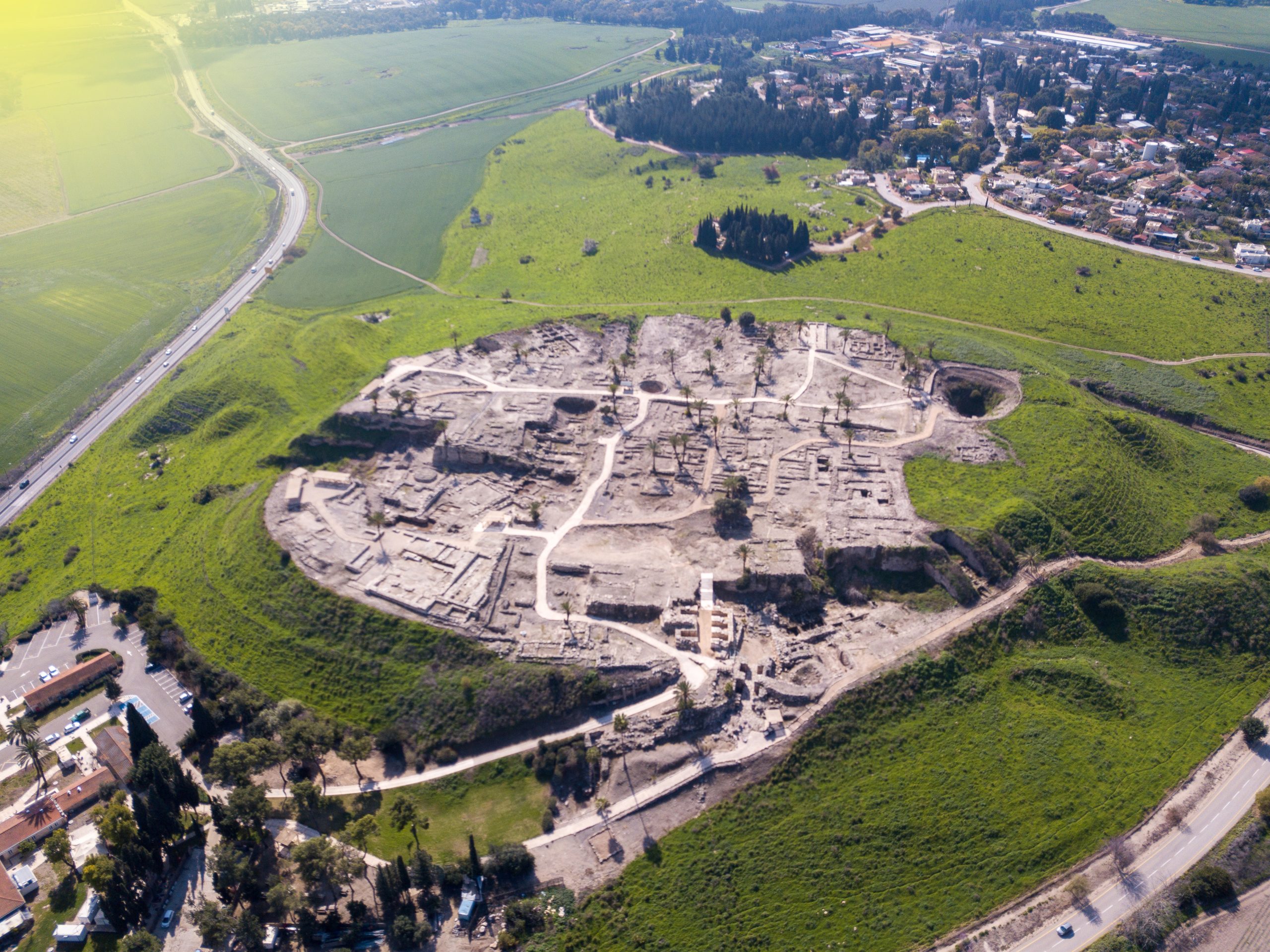Megiddo : du mythe biblique à la réalité archéologique