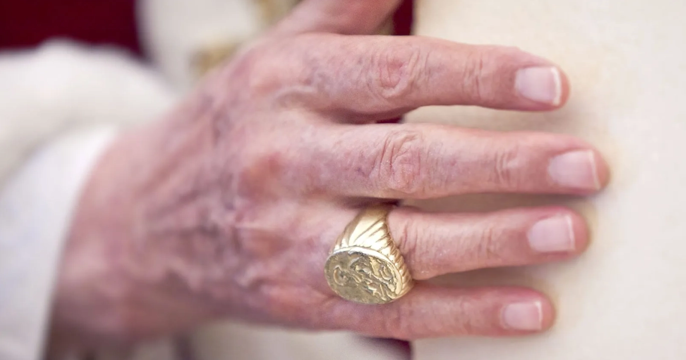 Le pape François est décédé : la tradition du bris de l’Anneau du Pêcheur et la fin d’une ère