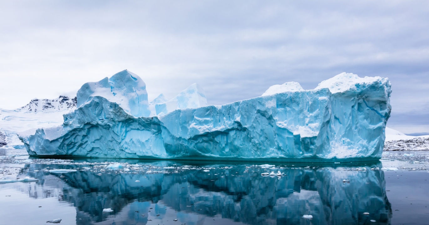 Le plus grand iceberg du monde se désagrège : la NASA capture un morceau de 20 kilomètres de long qui s’envole