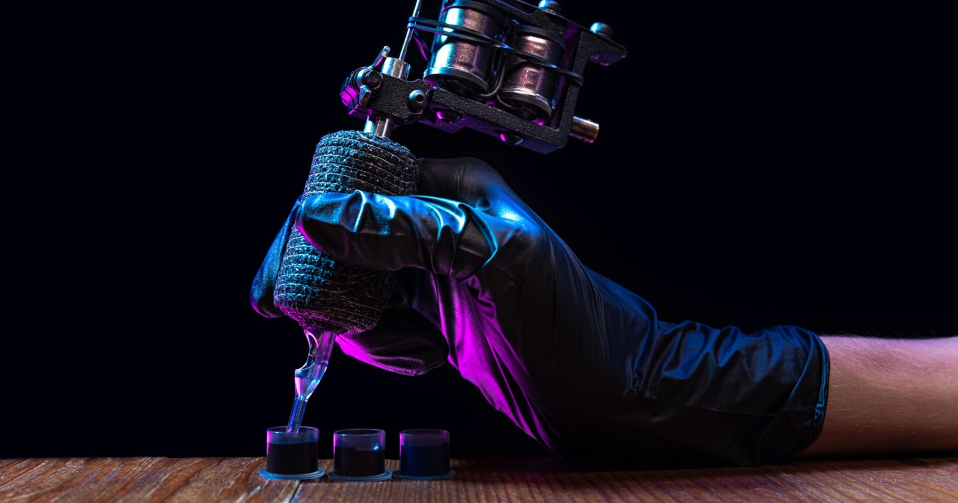 Le secret incroyable derrière l&#039;invention du tatouage moderne : découvrez l’histoire fascinante de la machine à tatouer !