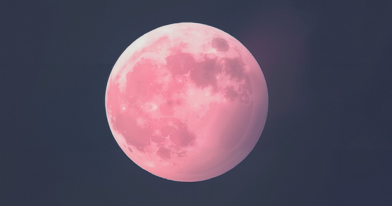 La lune de fraise : histoire, magie et traditions d’un phénomène céleste unique
