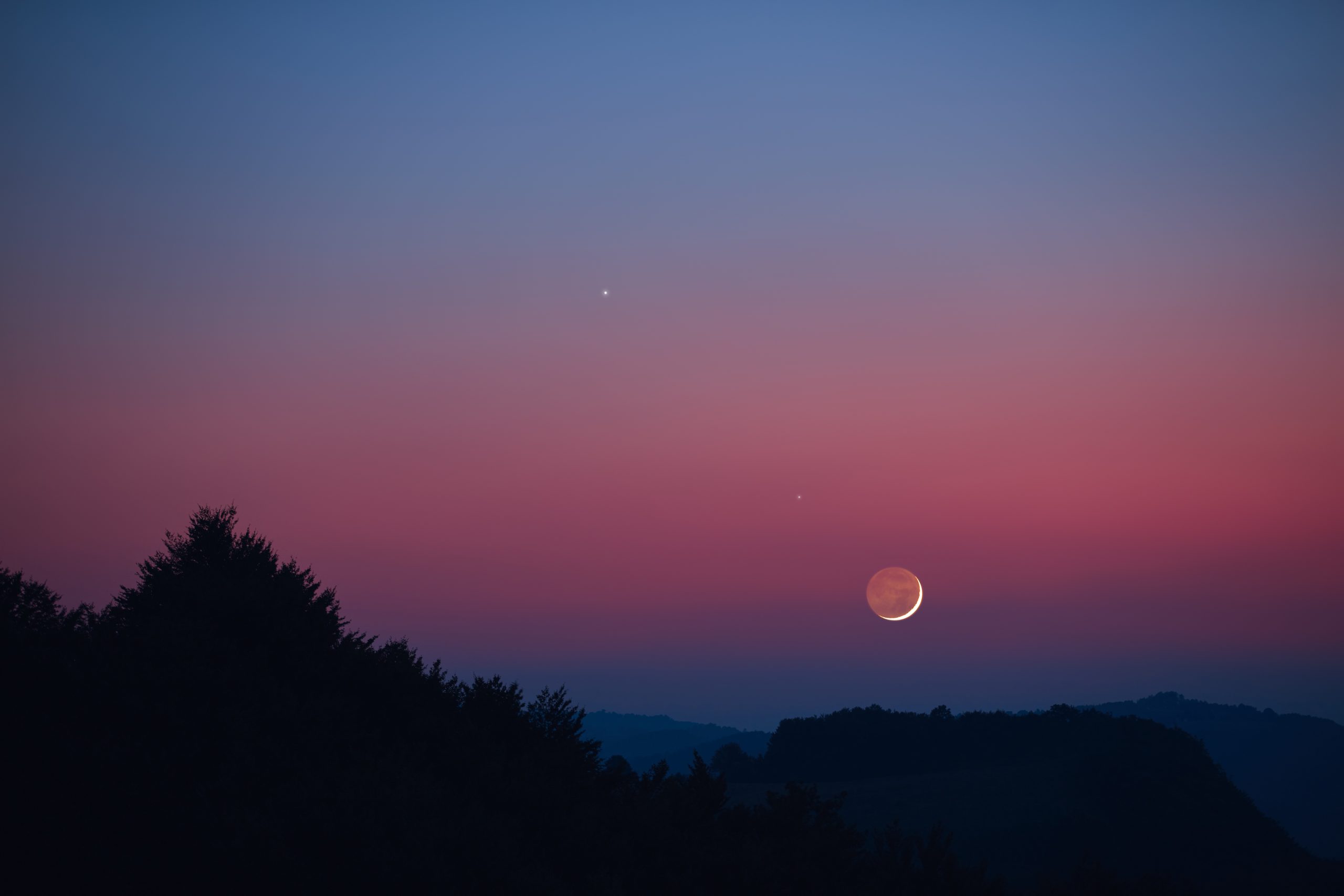 Regarder vers demain : l’impact de la conjonction sur la perception du ciel