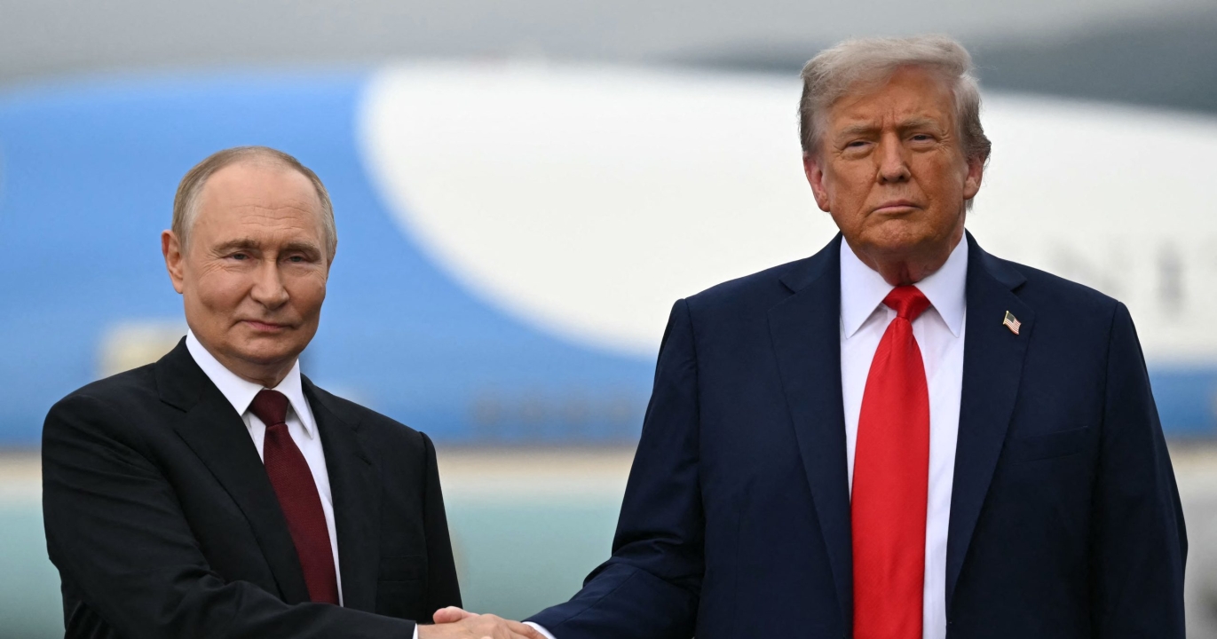 Guerre froide au contact : l’infernale poignée de main de Trump et Poutine en Alaska