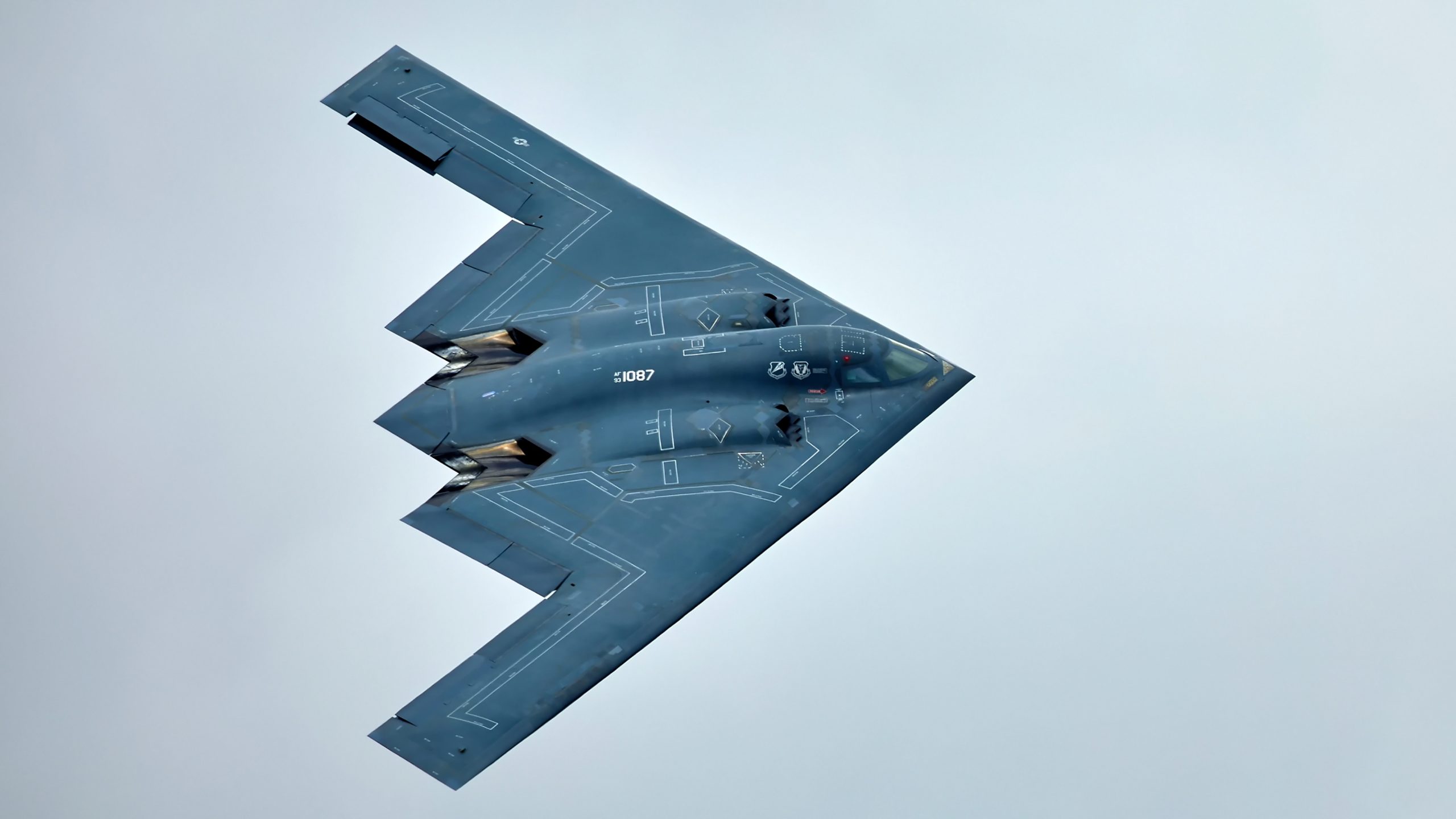 Poignée de main glaciale, bombardier à la verticale : symboles et interprétations croisées