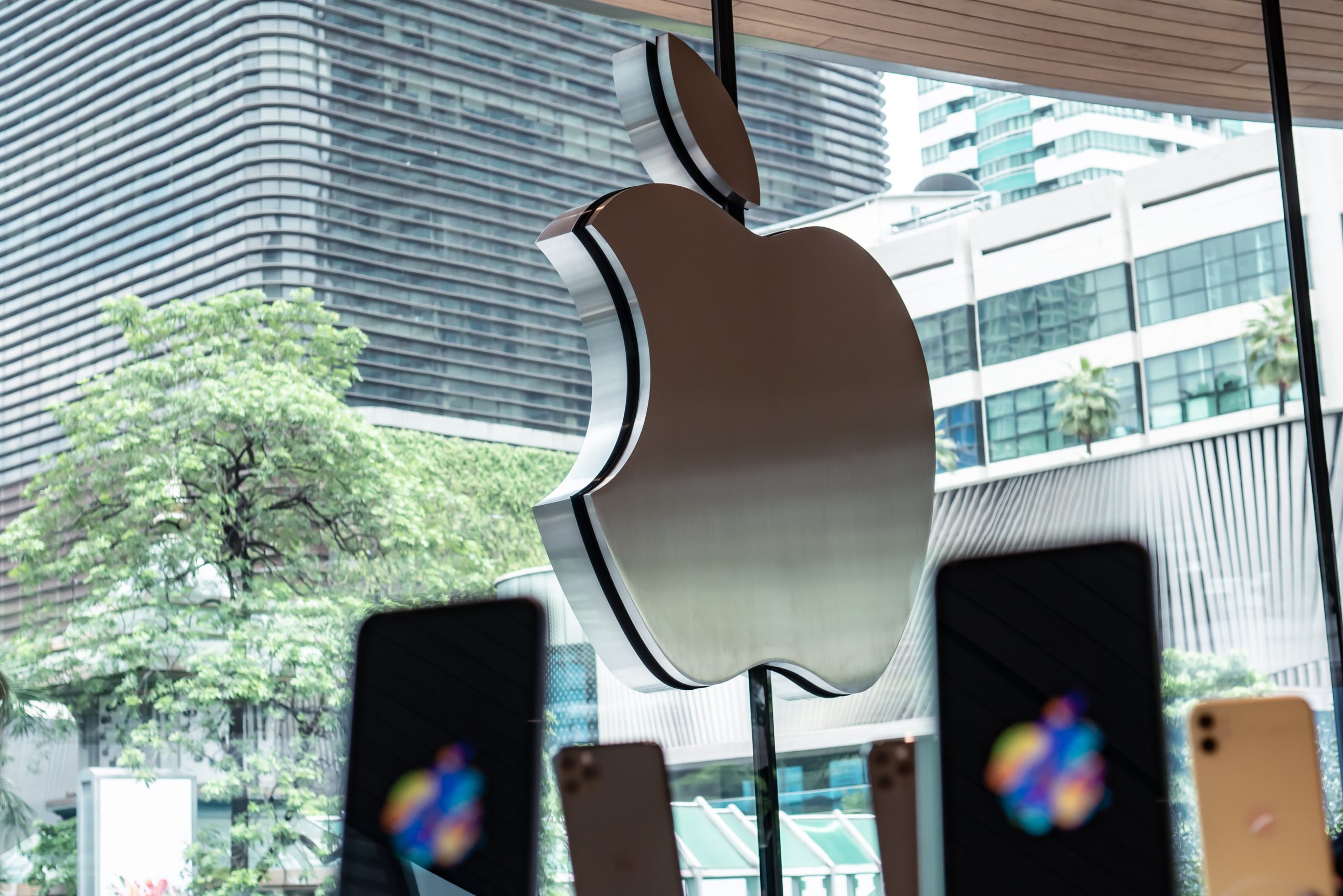 Musc contre. Apple : accusation de favoritisme et menaces de procès