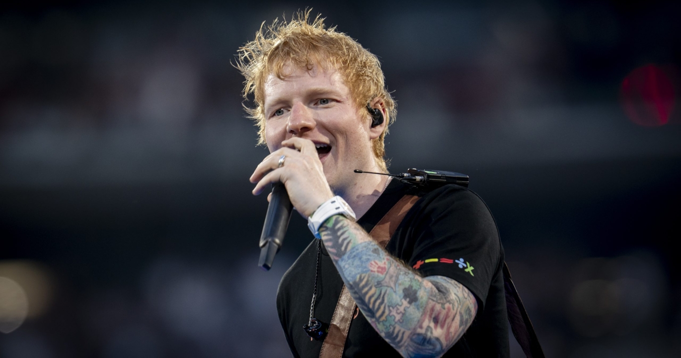 Ed Sheeran s’arrête dans un pub se joint au groupe sur place et donne un concert impromptu