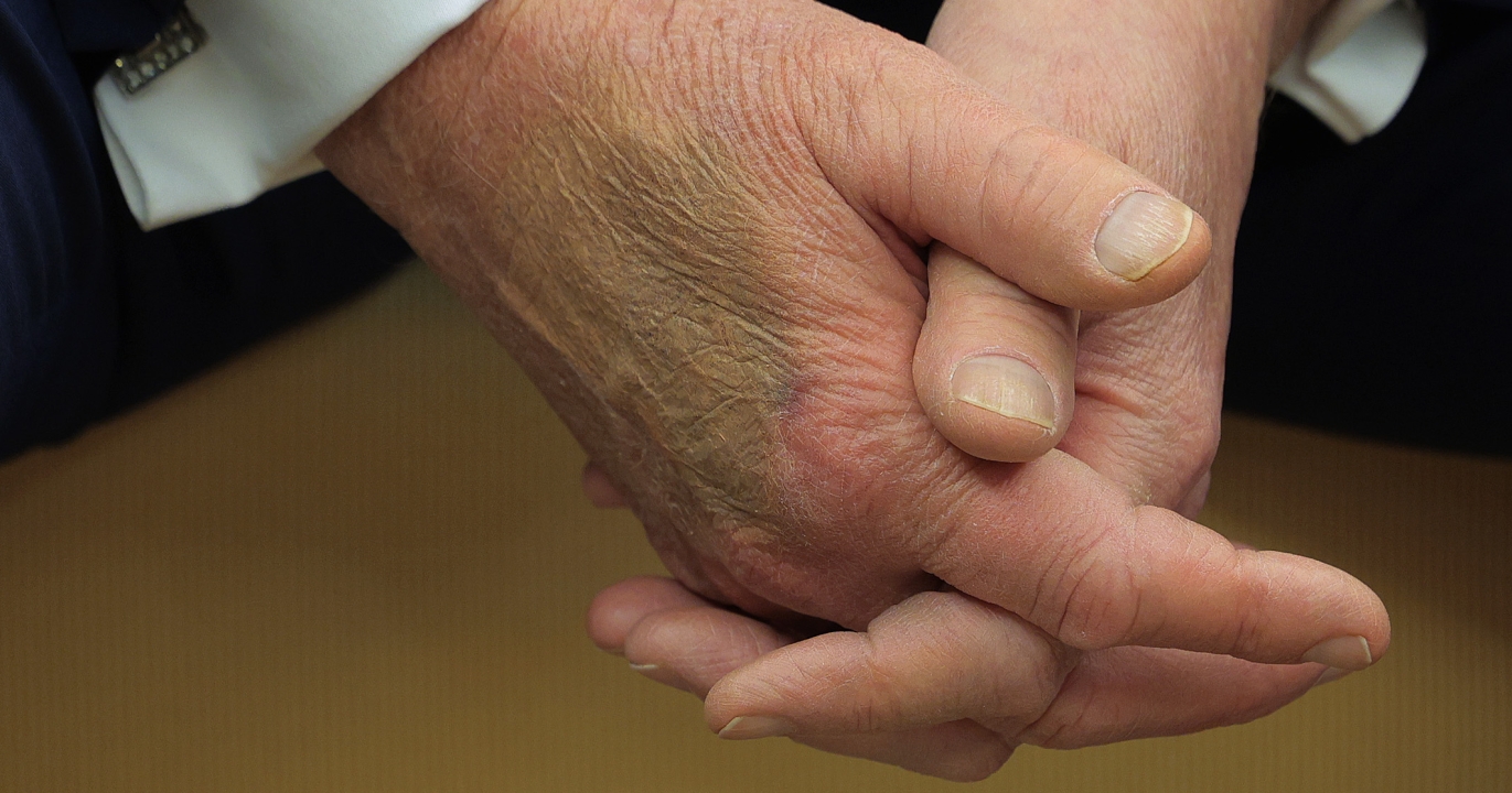 RÉVÉLATION CHOC : Trump apporte ses draps personnels chez le roi pour éviter les taches orange