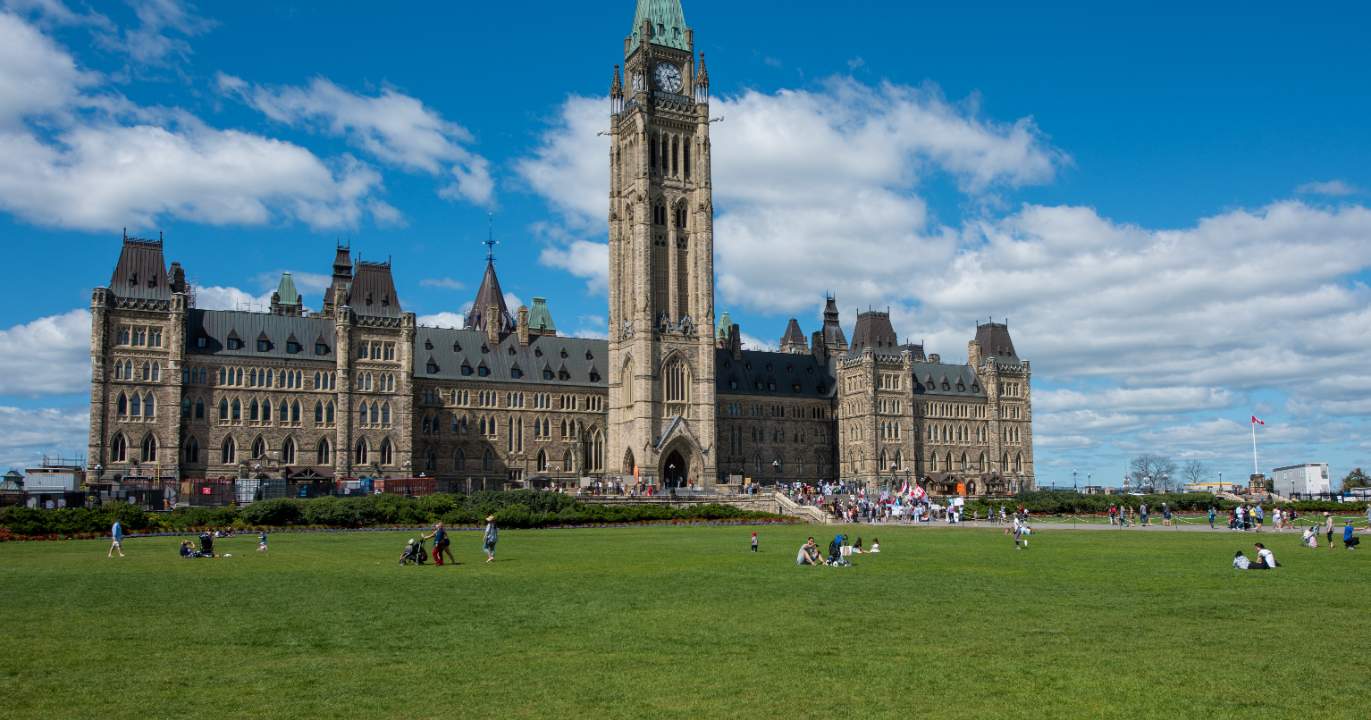 Poilievre sent le sang — et il n'a pas tort