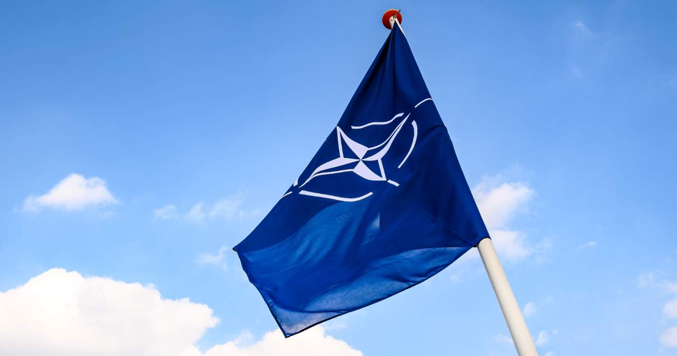 La semaine prochaine — les militaires prennent le relais