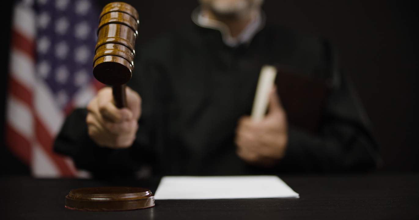 Les plaignants — qui sont-ils et pourquoi prennent-ils ce risque ?