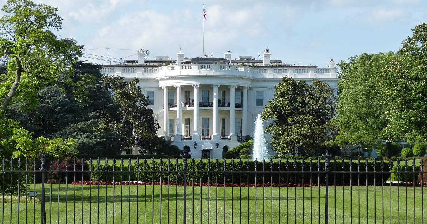 ANALYSE : Un homme force les barrières de la Maison-Blanche — et blesse un agent du Secret Service