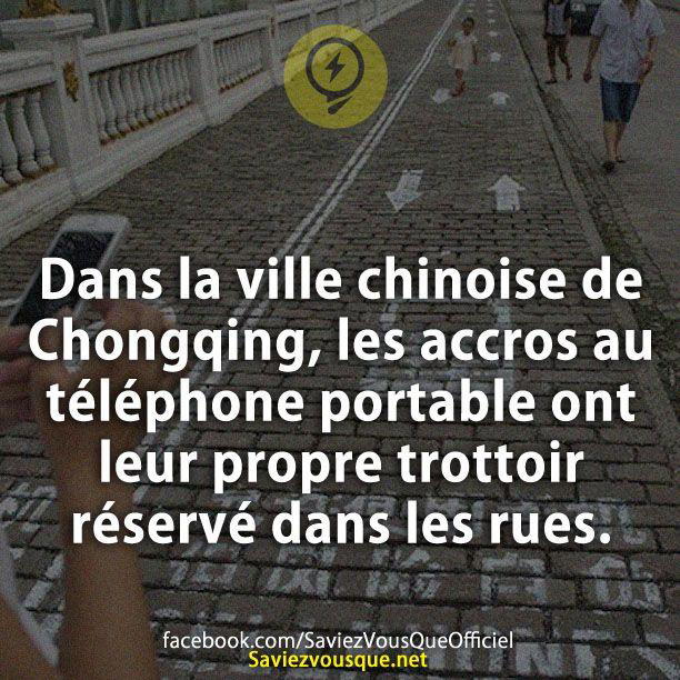 Dans la ville chinoise de Chongqing, les accros au téléphone portable ont leur propre trottoir réservé dans les rues.